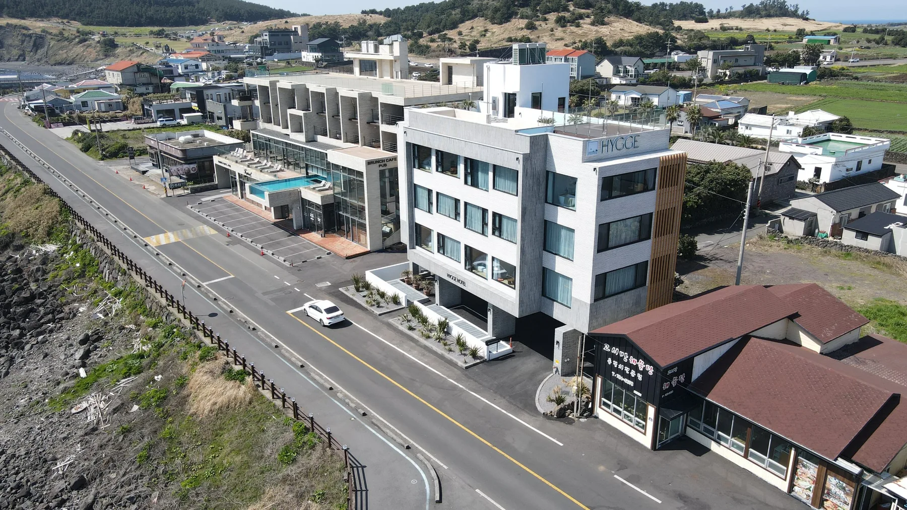 제주 해안가에 신축한 4층 숙박시설 외관