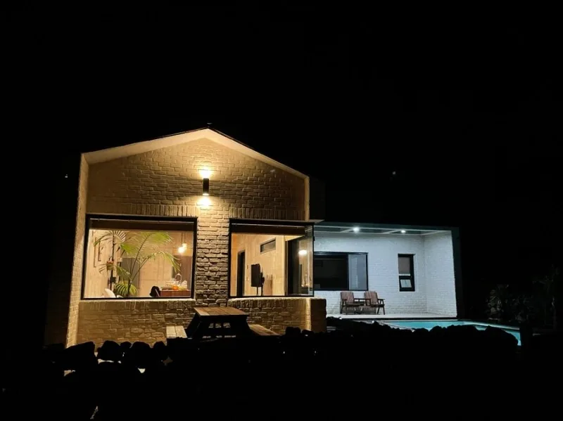 야간에 촬영한 풀빌라 외관